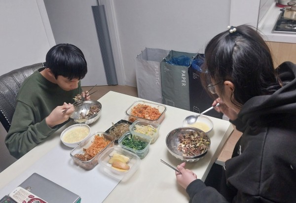 새 락앤락 통에 반찬을 담아 식사를 하는 가정의 모습
