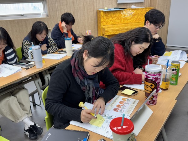 포스트잇에 메모하는 직원들의 모습