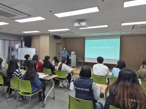 자기소개하는 백정연 대표의 모습