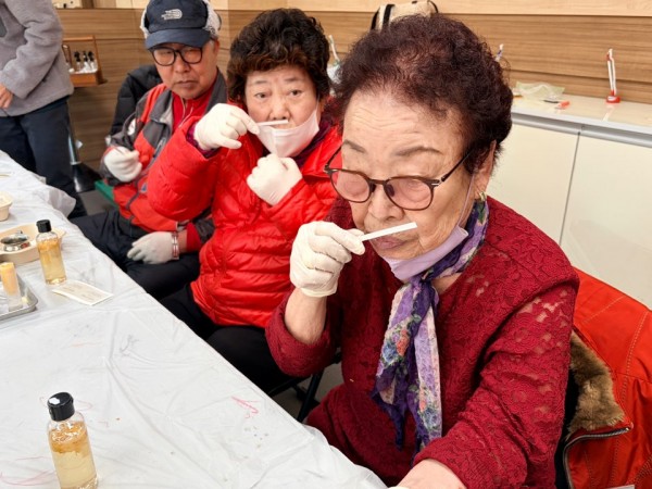 아로마 냄새맡는 모습