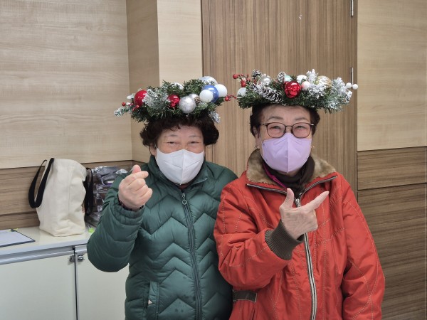 만든 리스와 짝꿍과 함께 사진 찍는 모습