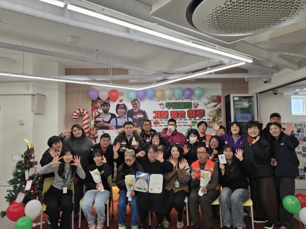 초대받은 분들과 당사자 분들이 함께 사진 촬영한 모습