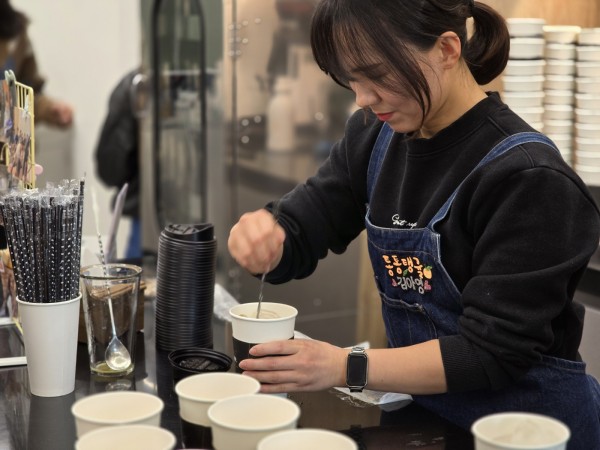 통통탱귤 아영님의 느려도 괜찮아 카페를 운영하고 있는 모습의 사진