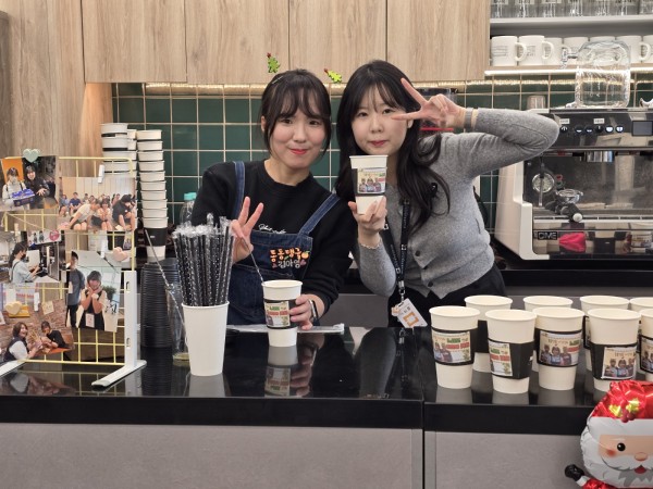 담당자와 함께 음료를 만들고 있는 모습의 사진