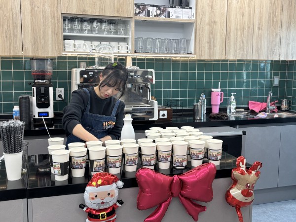 망고에이드를 만들고 있는 모습의 사진