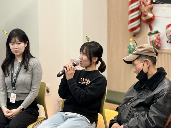 아영님이 직접 소감을 이야기하고 느끼는 변화점들에 대해 말하는 모습의 사진