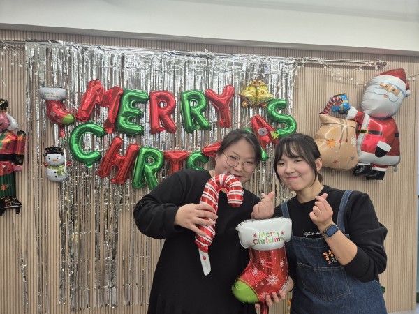 아영님을 응원해주고 참석해준 손님과 함께 촬영한 사진