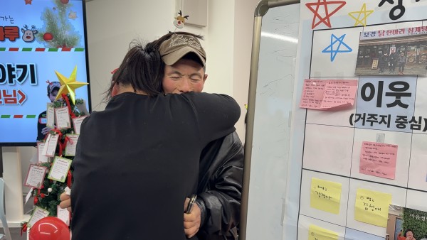 이야기가 끝나고 자녀분이  아빠를 안아주고 있는 사진