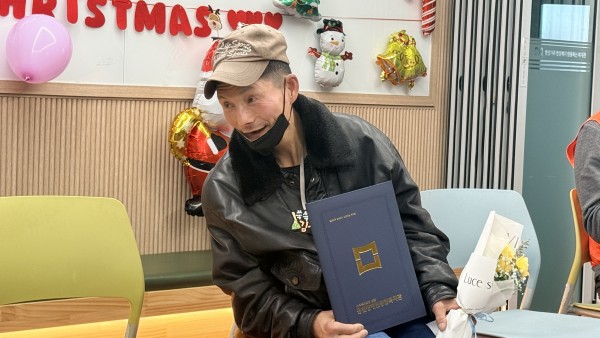 우수 자원봉사자상을 수여받은 모습의 사진