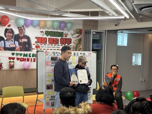 우수 자원봉사장을 들고 함께 촬영한 모습의 사진