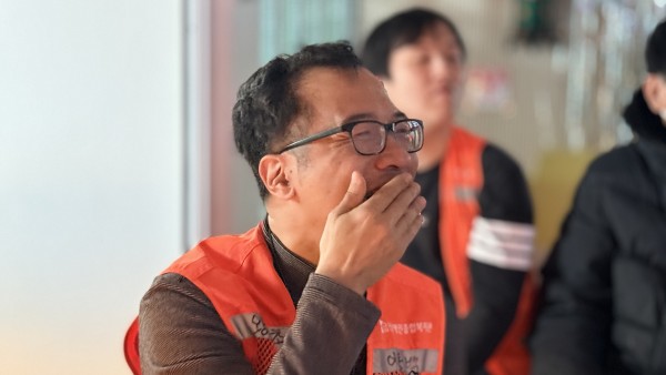 동백님이 영상과 이야기들을 들으며 감동받은 모습의 사진