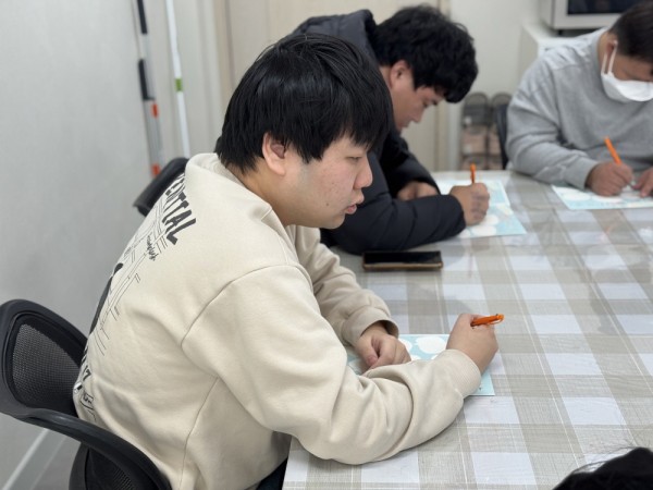 롤링페이퍼에 쓸 내용을 생각하는 모습
