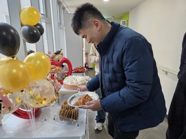 준비된 빵을 접시에 담는 모습