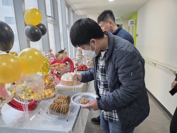 준비된 쿠키를 접시에 담는 모습