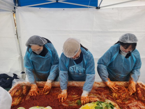 김치를 만들고 있는 모습