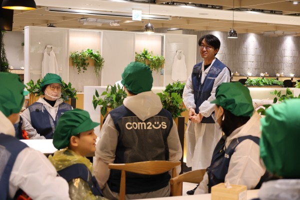 김장 버무리기전 설명을 듣고 있는 모습