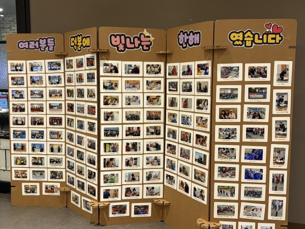 사진이 진열되어 있는 모습