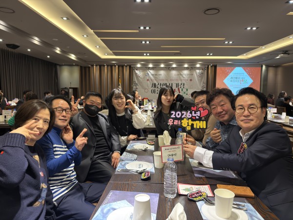 단비봉사단과 함께 사진 촬영한 모습&gt;&lt;img src=