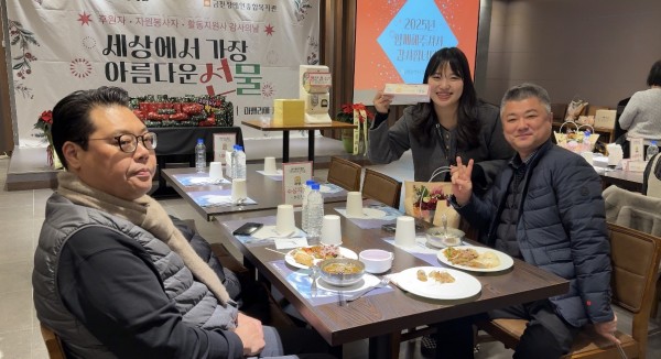 로타리클럽과 함께 사진을 찍고 있는 모습