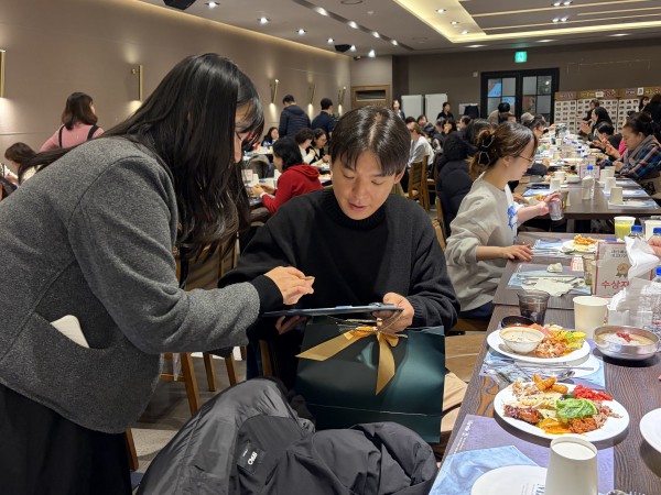 선물을 나눠드리고 있는 모습