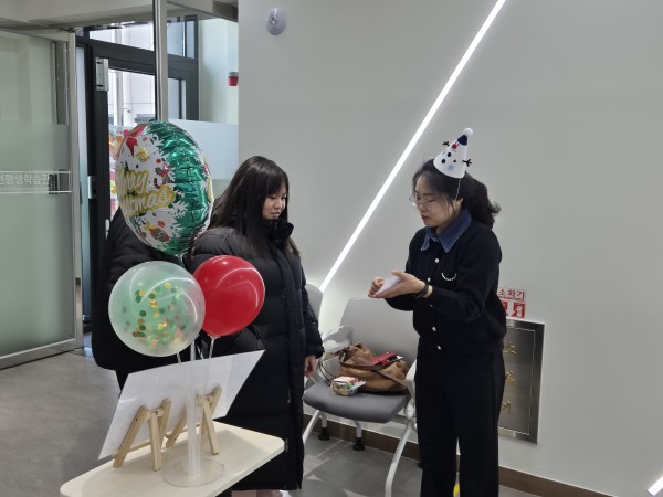 실내 방탈출 하는 모습