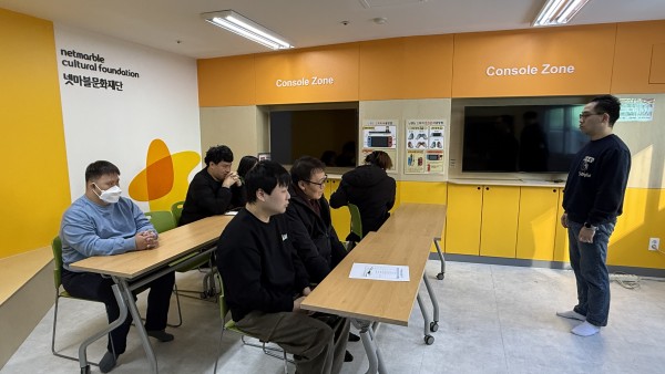 간담회를 위한 자기소개를 하는 취업자