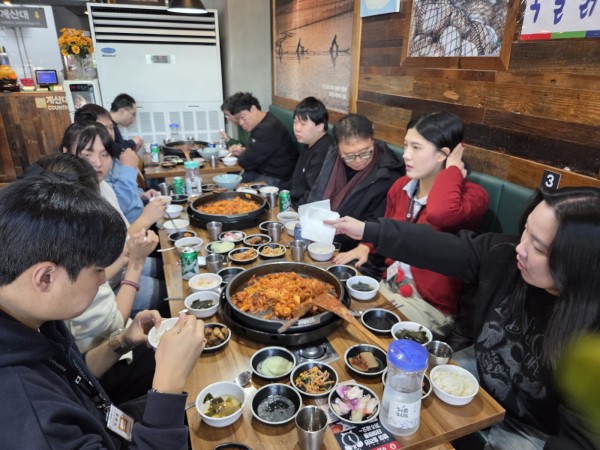 맛있는 음식을 먹으며 대화를 나누는 사진