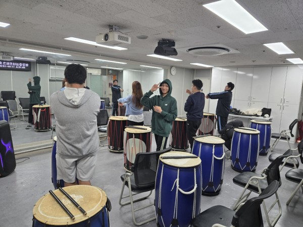 난타 진행 전 스트레칭 하는 모습