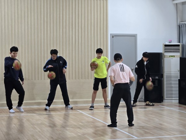 농구 드리블을 배우는 모습