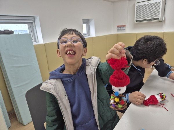 미술 눈사람을 완성하는 모습