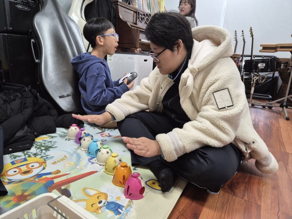 강사의 피아노반주에 맞춰 핸드벨을 수행하는 모습