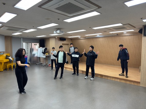 강사의 동작을 따라 추는 모습