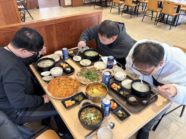 점심을 먹는 모습