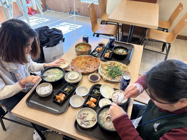 점심을 먹는 모습