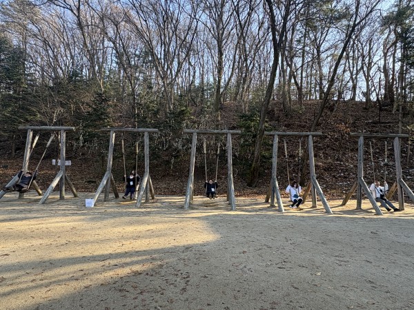 그네를 타는 모습