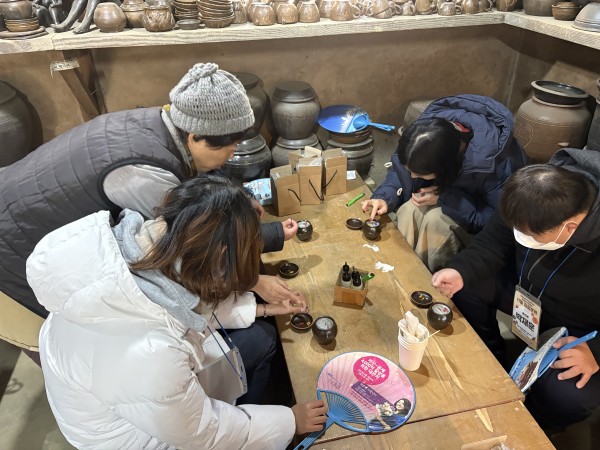 옹기캔들을 만드는 모습