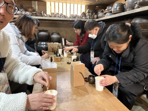 옹기캔들을 만드는 모습