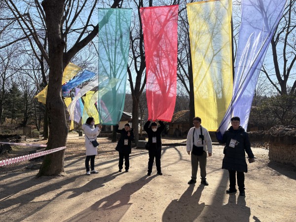 여러가지 천을 잡고 찍은 단체사진