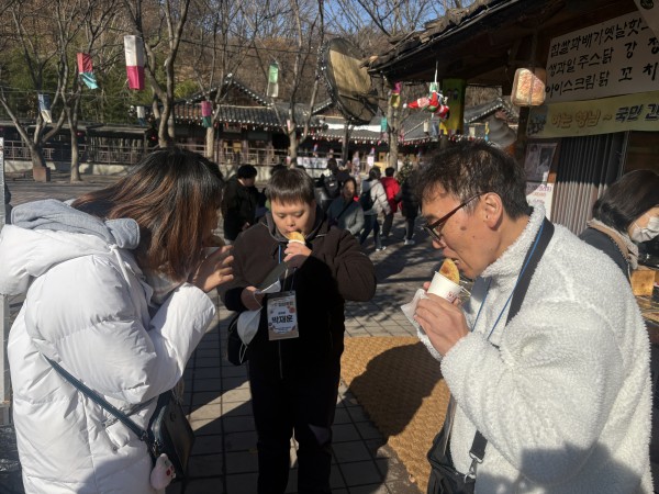 호떡을 먹는 모습