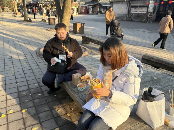 분식을 먹는 모습