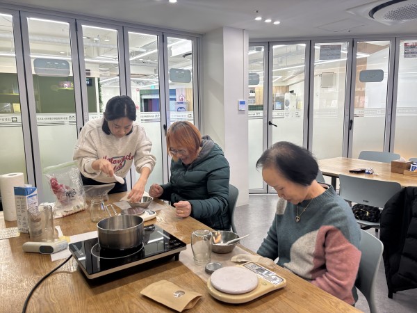 두 보호자 분들이 실습을 하고 있는 모습의 사진