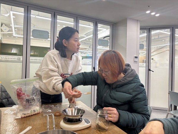 밀크티 음료를 만들기 위해 강사님과 계량을 하고 있는 모습