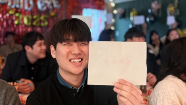 웃으며퀴즈정답맞추는모습