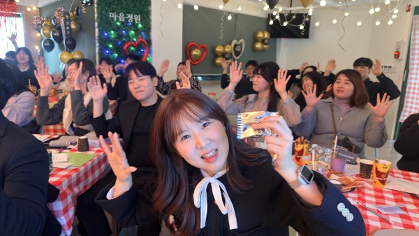 웃으며참여하는모습