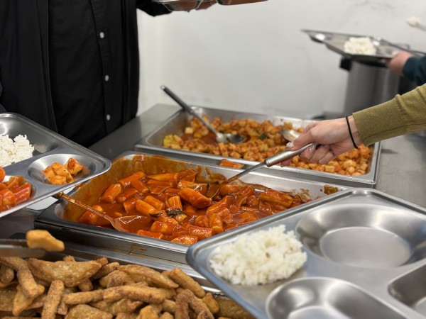 식판에 떡볶이를 담고 있는 모습