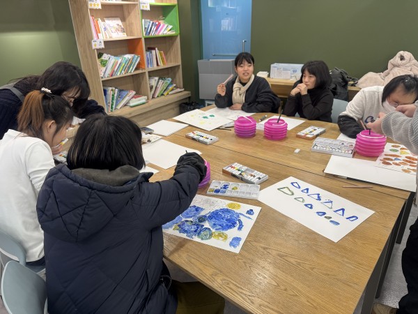 여성장애인이 일과 후 프로그램실에서 모여 문화여가활동을 하고 있는 사진