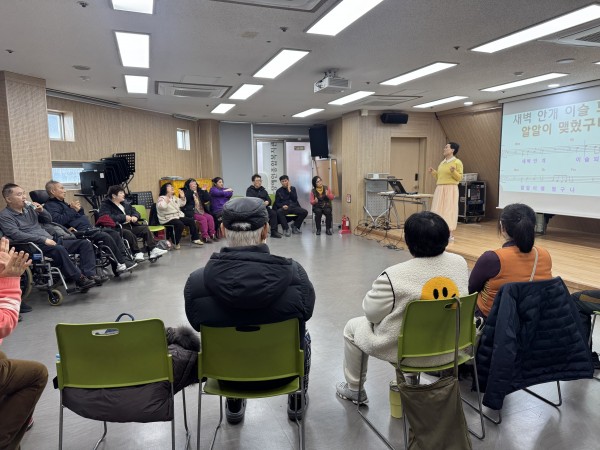노래교실을 즐기러온 이용인들의 모습
