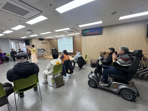 노래교실을 통해 스트레스를 풀고있는 참여자들