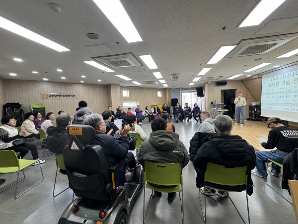 이영자 강사님이 노래를 하고 있는 사진