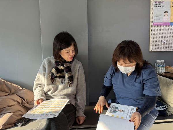 자료를보며 대화하는모습